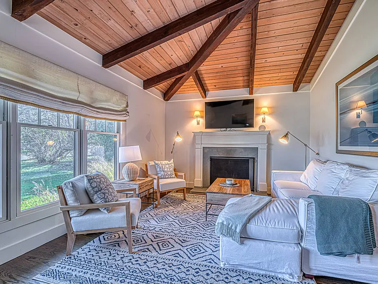 22 Pinetree Dr — Photo 4