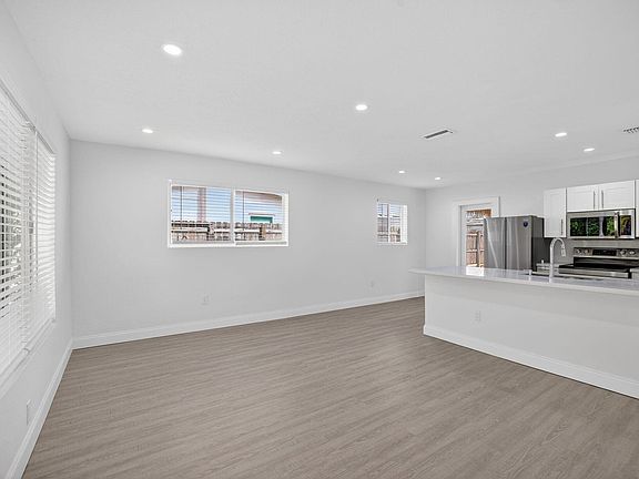 4th image of 631 N 70th Avenue