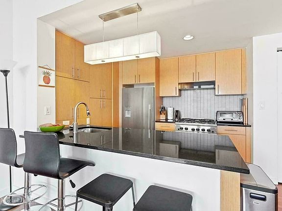 5th image of 549 Borden Ave APT 5B