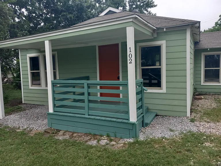 102 San Saba Ave — Photo 2