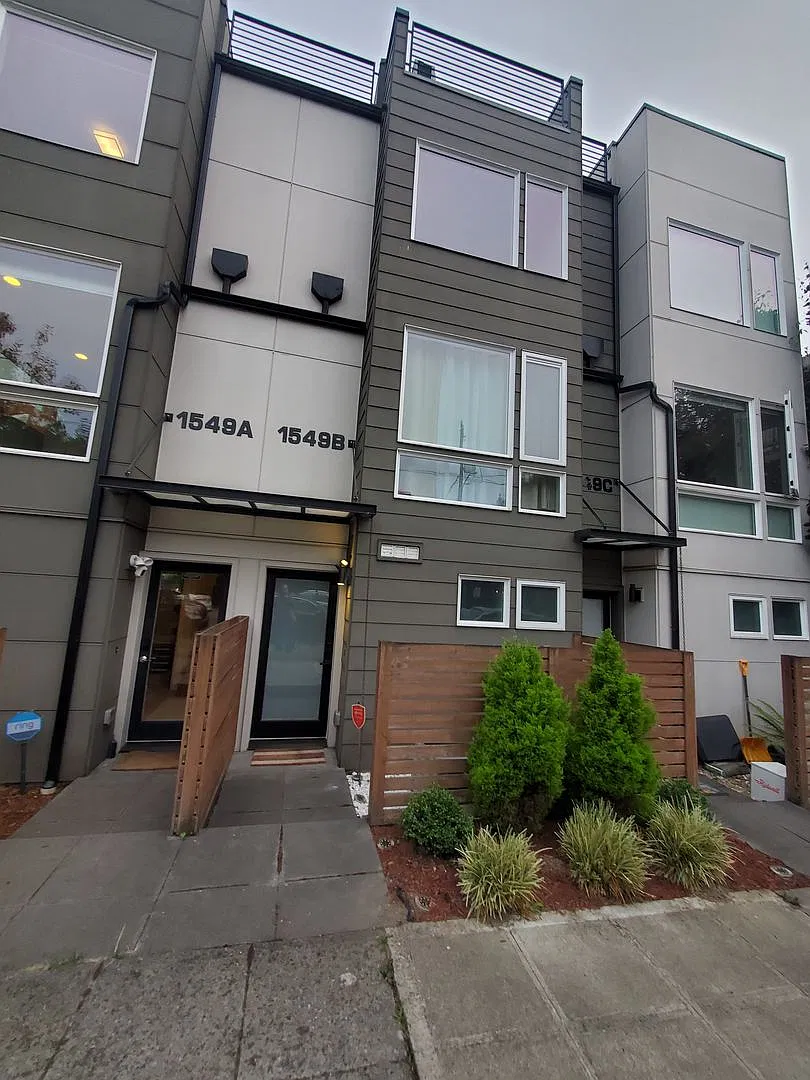 Modern 2 Bed Ballard Townhome with Rooftop Views and 1 month in Rent Credit — Photo 1