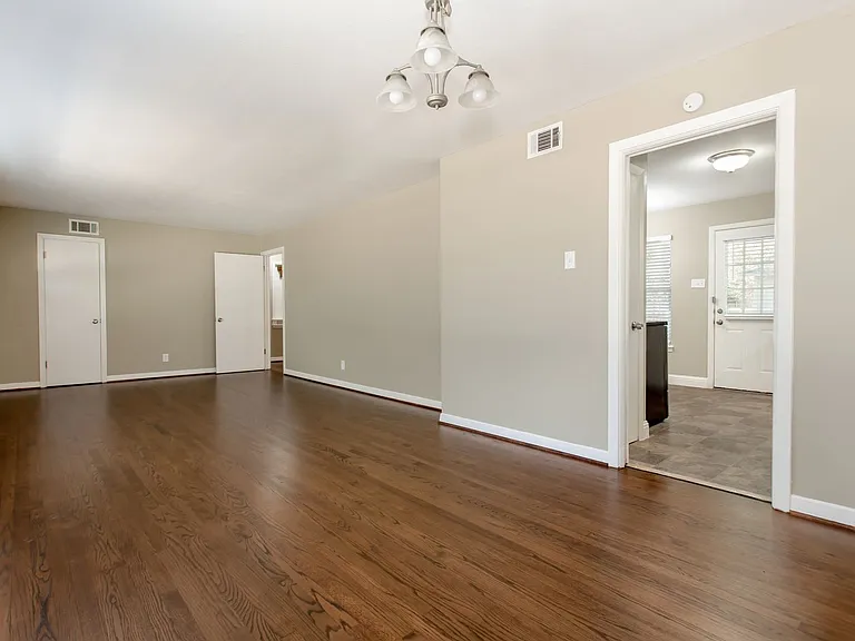 511 Classen Dr — Photo 5