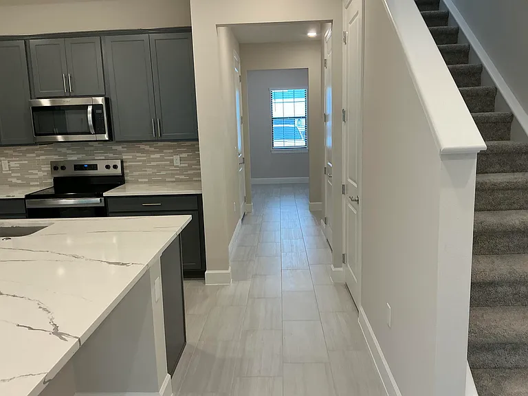 293 SW Sally Way — Photo 4