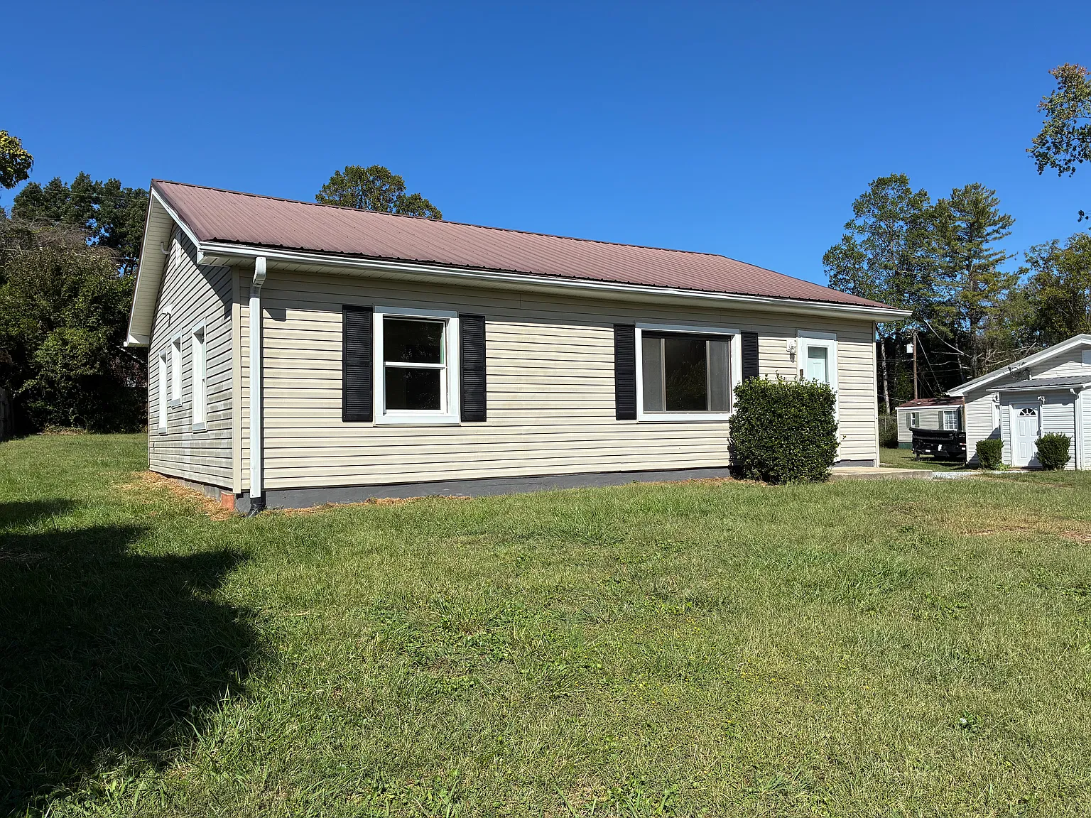 2 bed, 1000 sqft, $1,100 — Photo 2