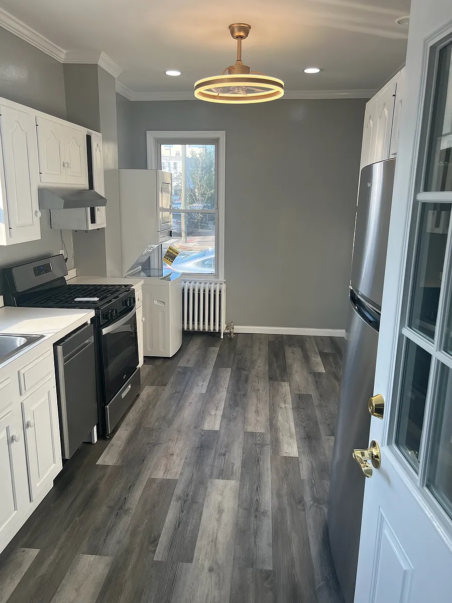 Building Photo - 77 Laidlaw Ave #3