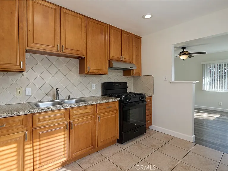 3644 Russell St — Photo 7
