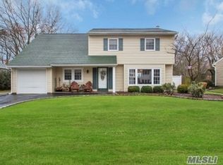 153 Gainsborough Rd, Holbrook, NY 11741