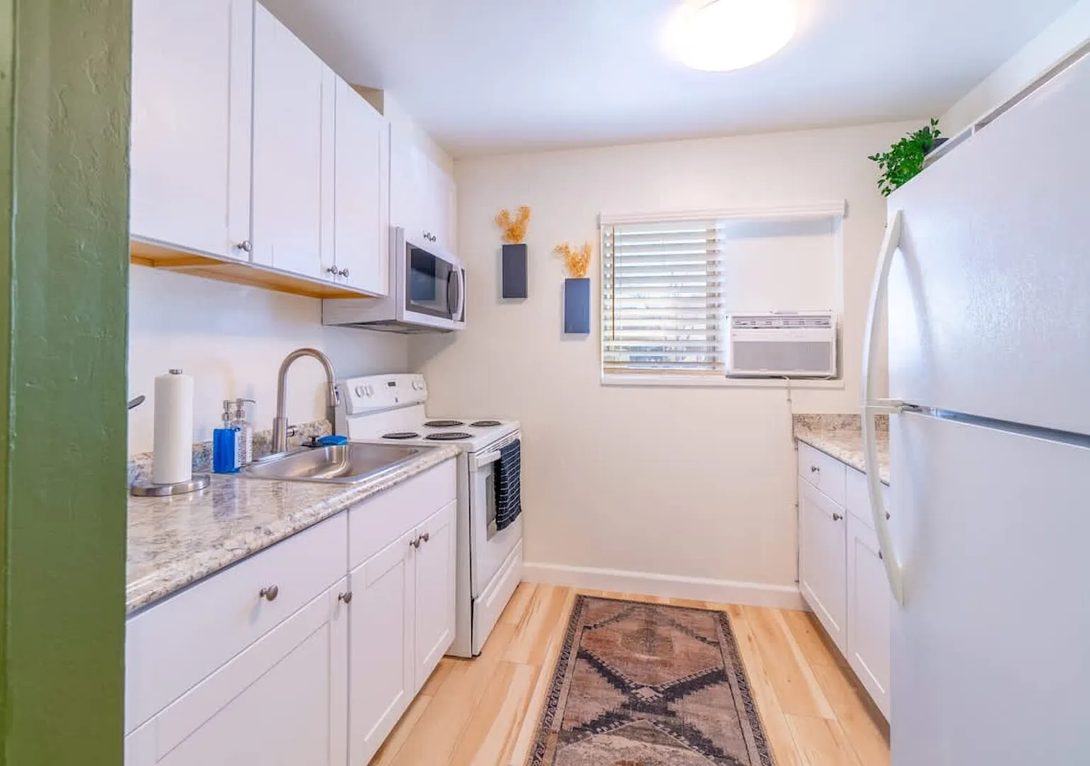 Emerald Escape - UNR & Pet Friendly - Fenced Yard — Photo 4