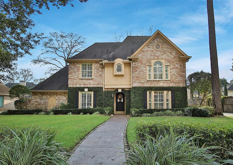 Classic Champion Forest 4BR/3.5BA home located on a beautiful lot on quite street.