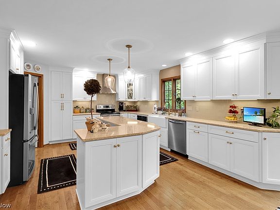 3rd image of 8015 Hansom Pl