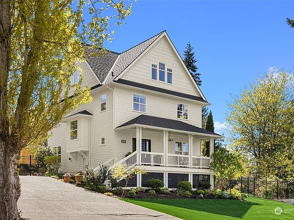 3rd image of 9725 Hilltop Drive NE