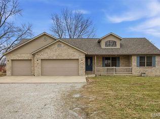 6 Kay Dr, Highland, IL 62249