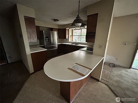 3rd image of 415 Adams Street