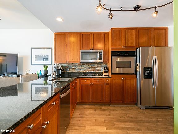 5th image of 1515 S Prairie Ave Unit 612