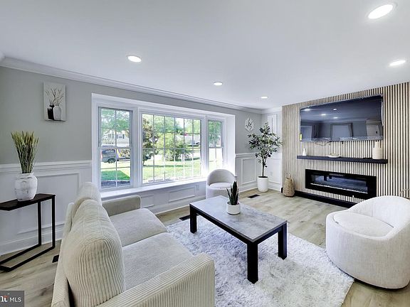 2nd image of 2709 Pinewood Dr