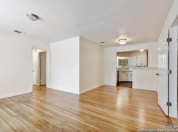 4th image of 246 Storeywood Dr