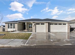 1832 W 52nd Ave, Kennewick, WA 99337