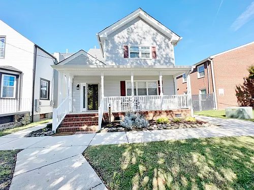 224 W Queen St Photo 1