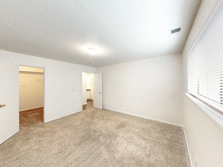 Skyline Apartments — Photo 25