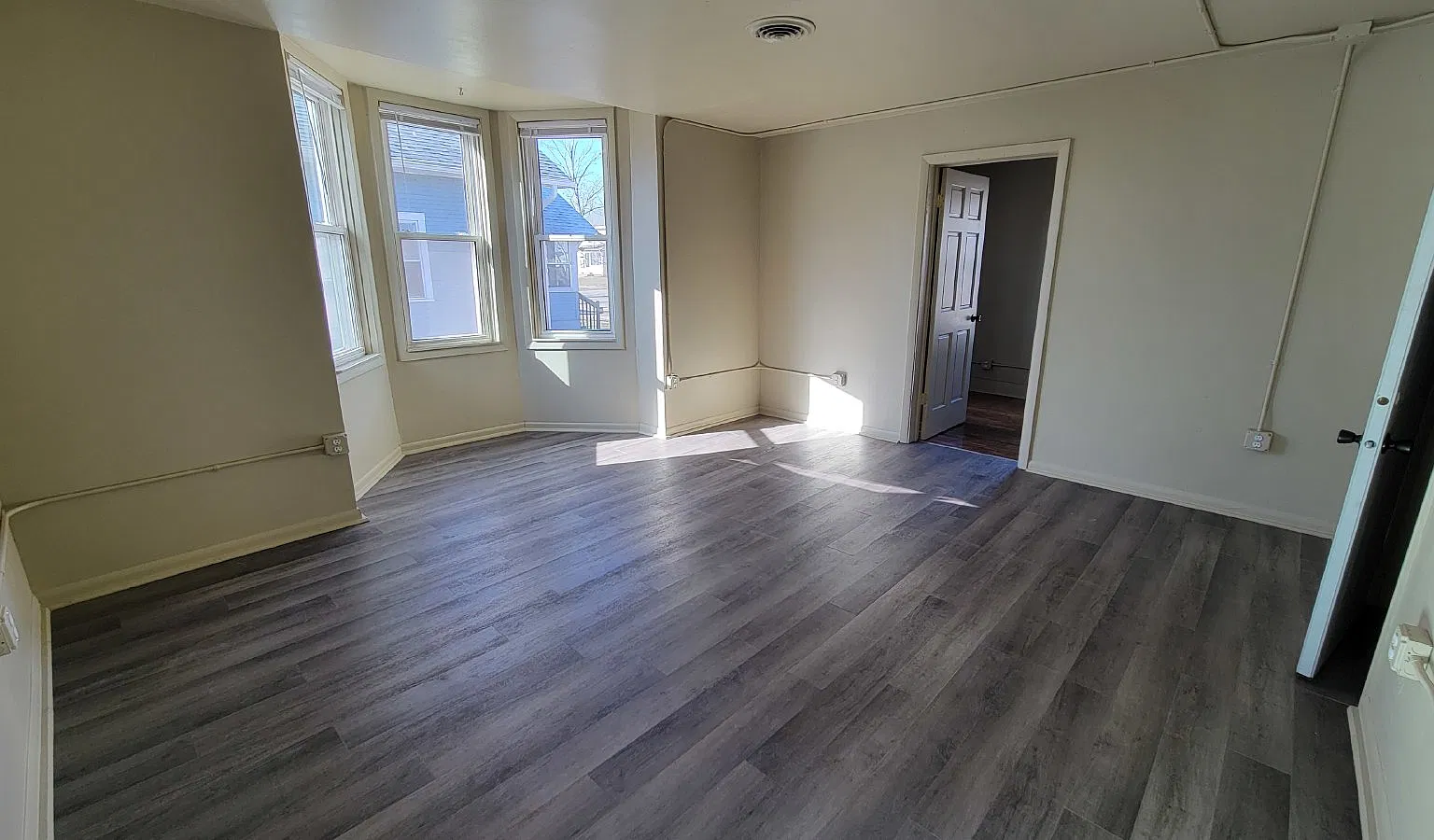 3 bed, 1.5 bath, $460 — Photo 2