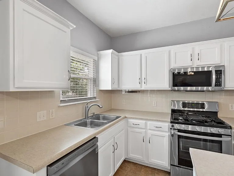 2704 Greenlee Dr — Photo 11