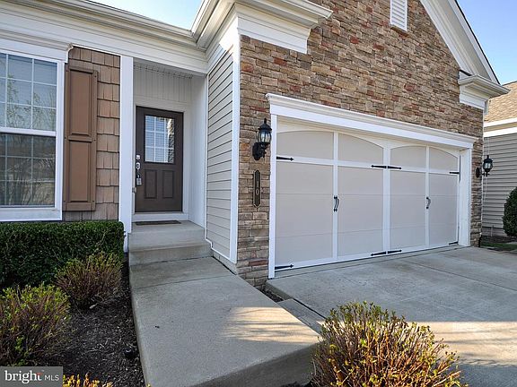 2nd image of 10 Ludington Ln