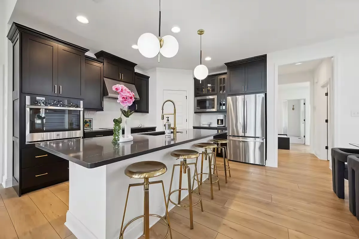 6 bed, 3.5 bath, 3065 sqft, $3,800 — Photo 1