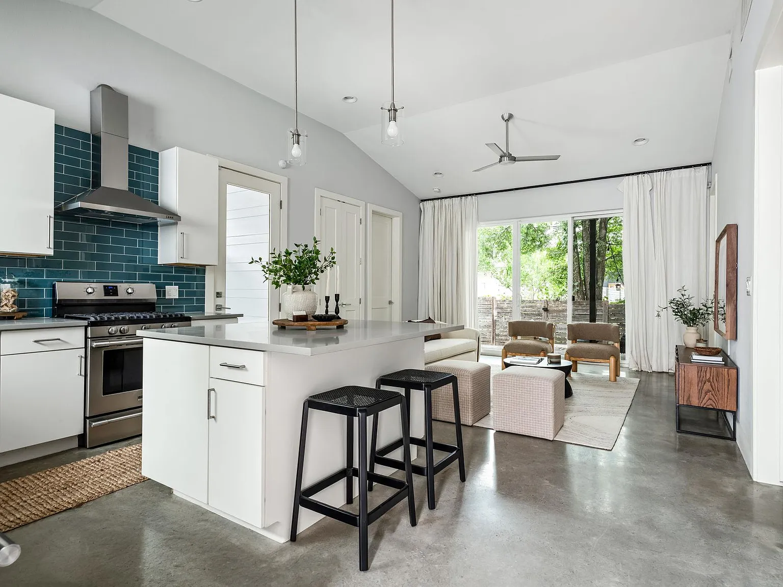 3 bed, 2.0 bath, 1081 sqft, $2,850 — Photo 4