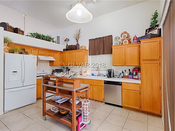 2nd image of 826 Zinnia Cir