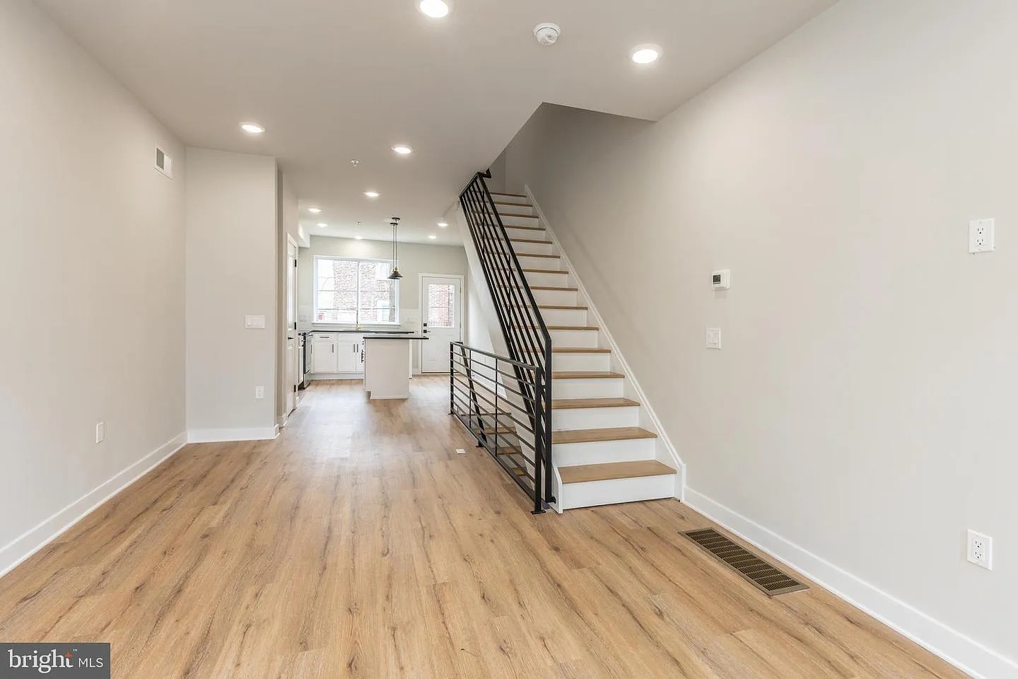 4 bed, 2100 sqft, $2,225 — Photo 4