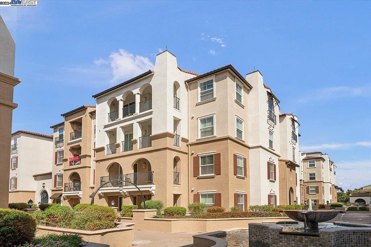 3240 Maguire Way APT 400 photo 1