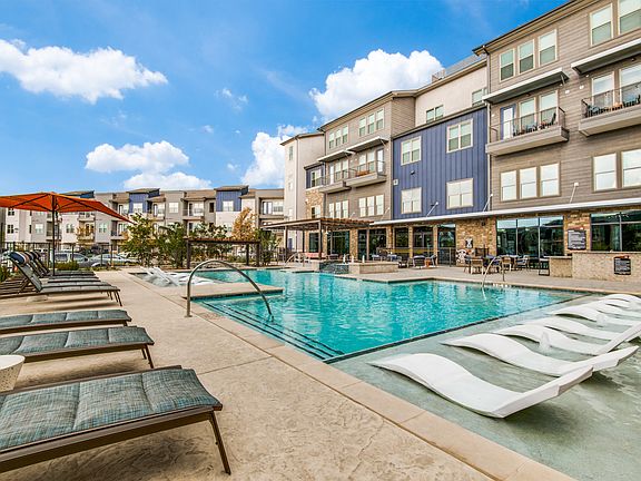 Resort-style pool and tanning ledge