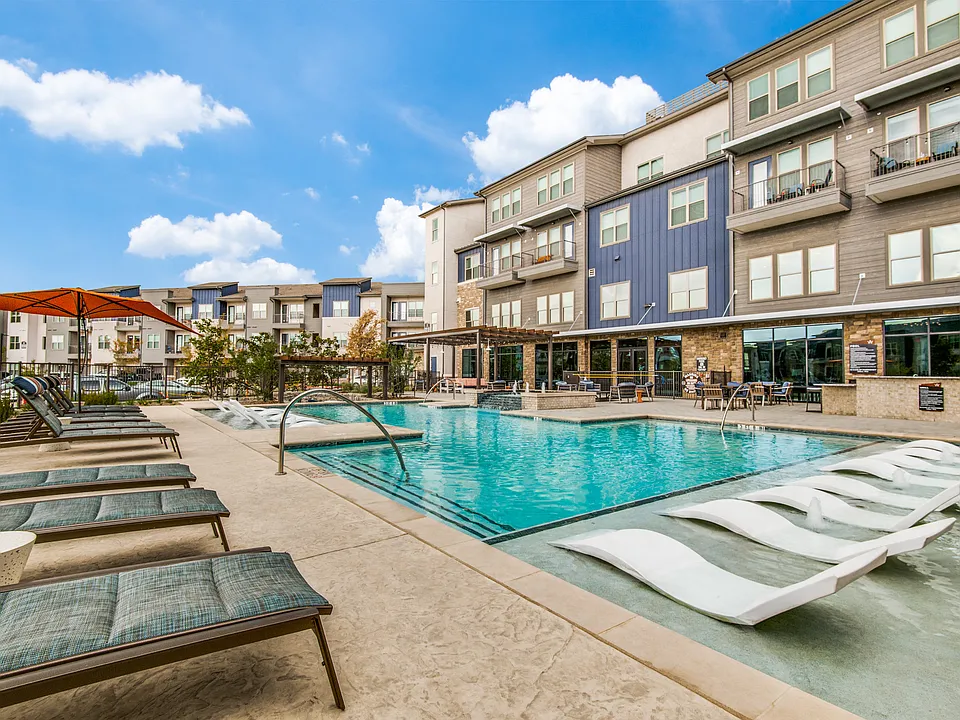 Resort-style pool and tanning ledge