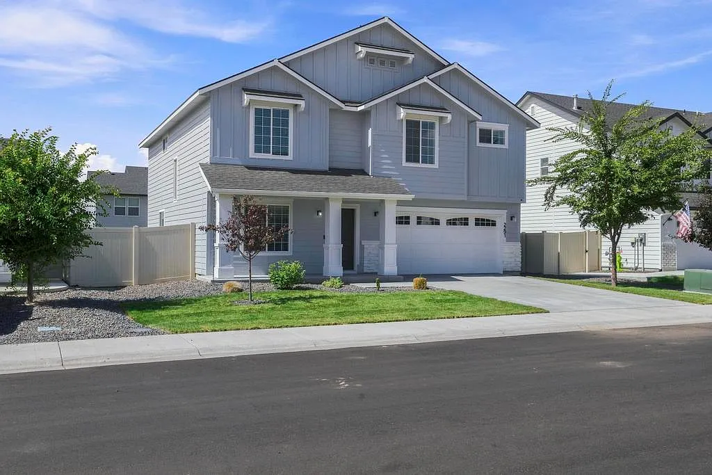 4 bed, 2.5 bath, 2625 sqft, $2,995 — Photo 2