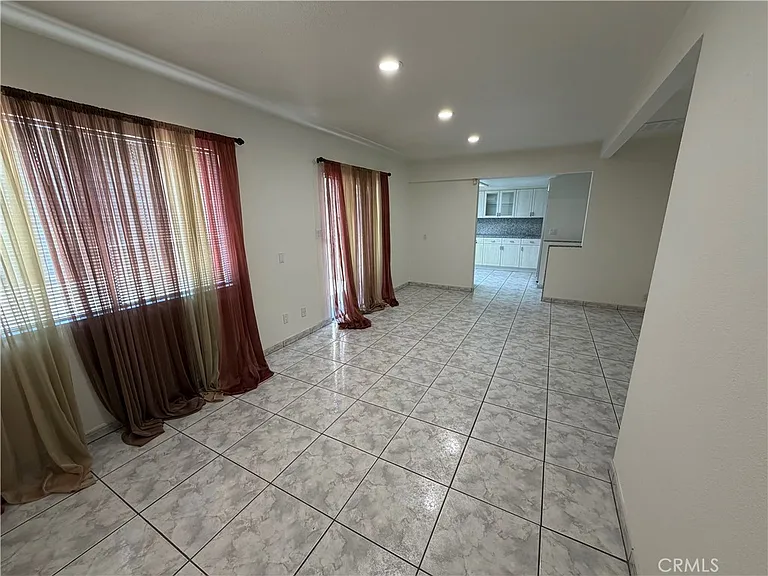 1501 N Maryland Ave — Photo 8