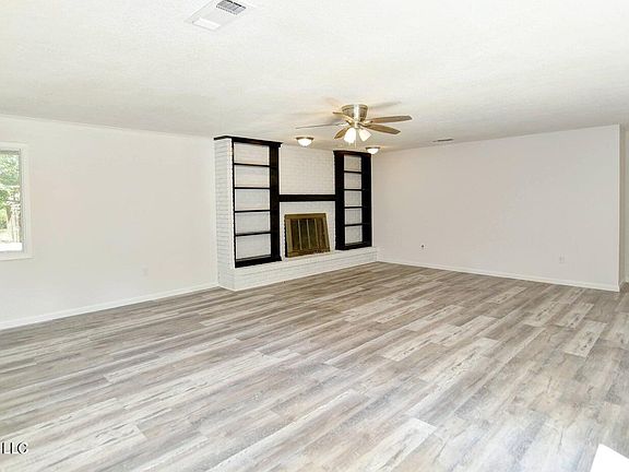 5th image of 15299 Oakwood Ct