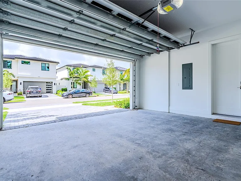 1427 SW 23rd St — Photo 58