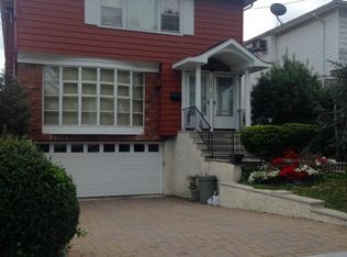 24324 72nd Ave, Douglaston, NY 11362