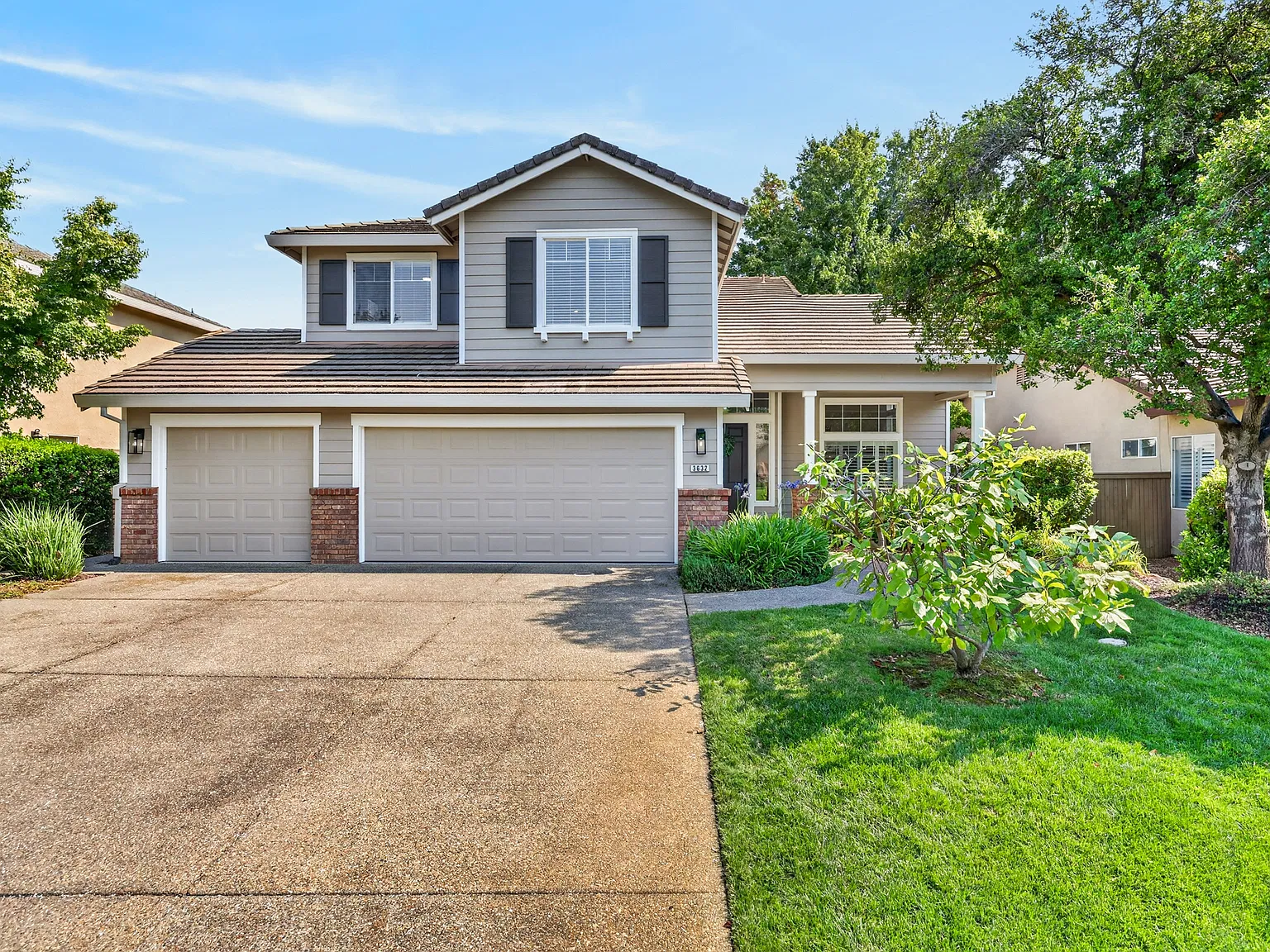 4 bed, 2527 sqft, $4,400 — Photo 1