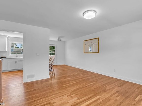 4th image of 16 Alden Terrace