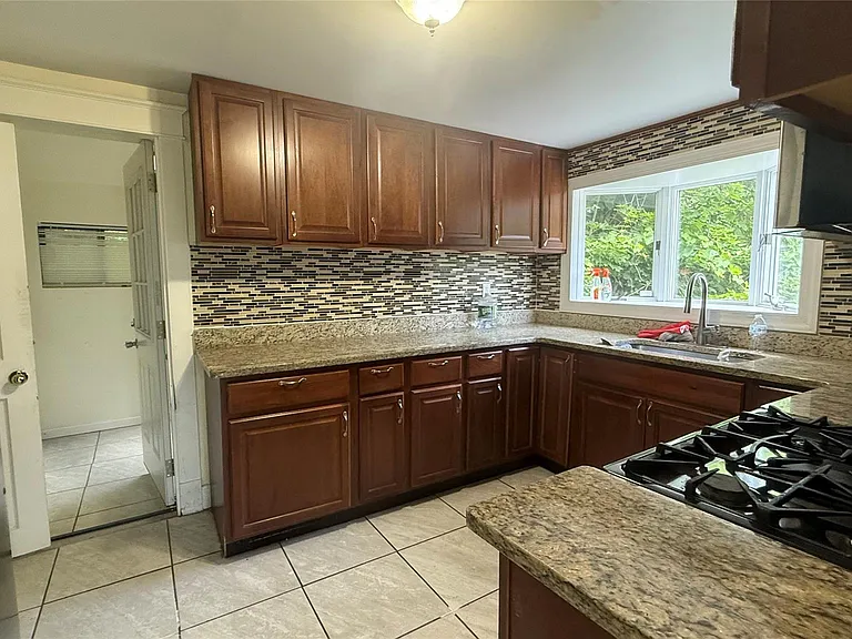 26 Lattintown Rd — Photo 4