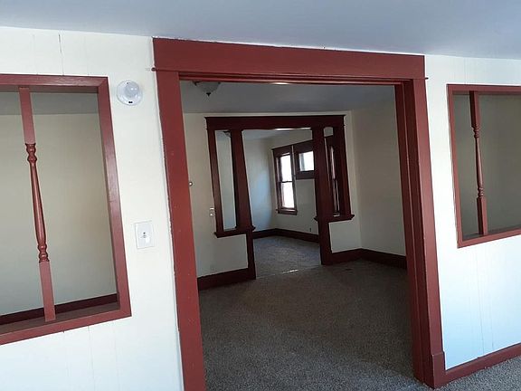 3rd image of 210 Roslyn St