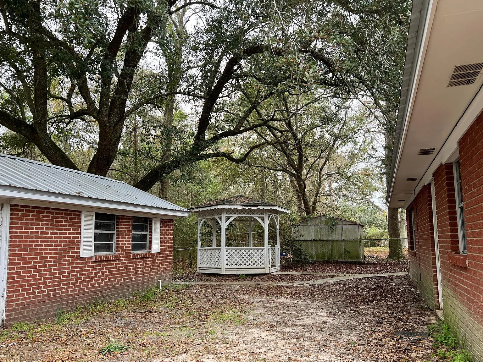 226 Hunter Drive — Photo 2
