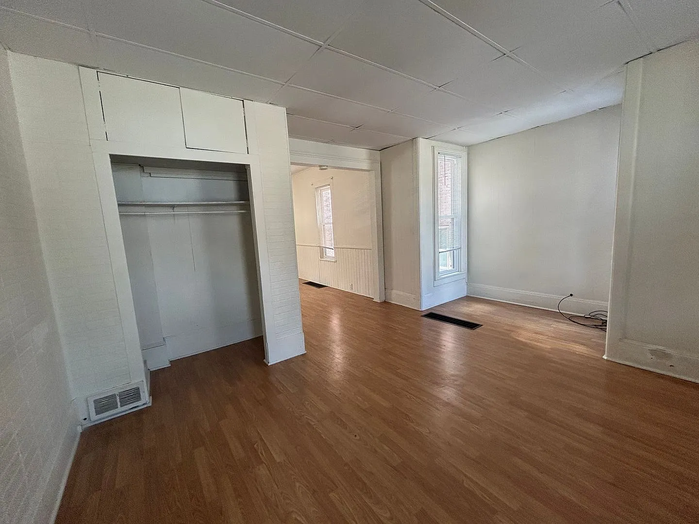 Charming Three Bedroom House In Grove City — Photo 3