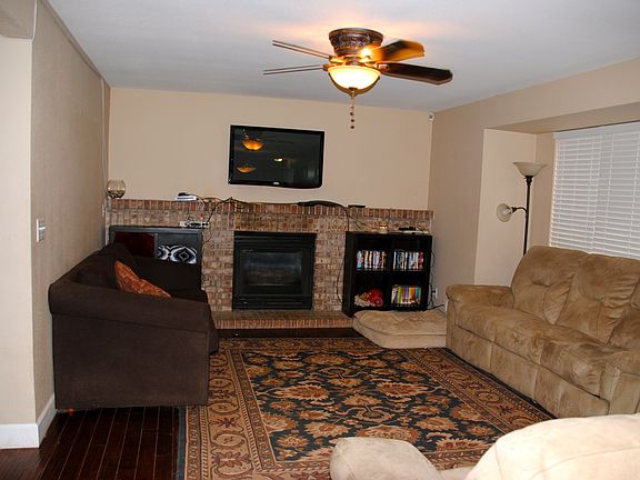 Family Rm w/gas fireplace