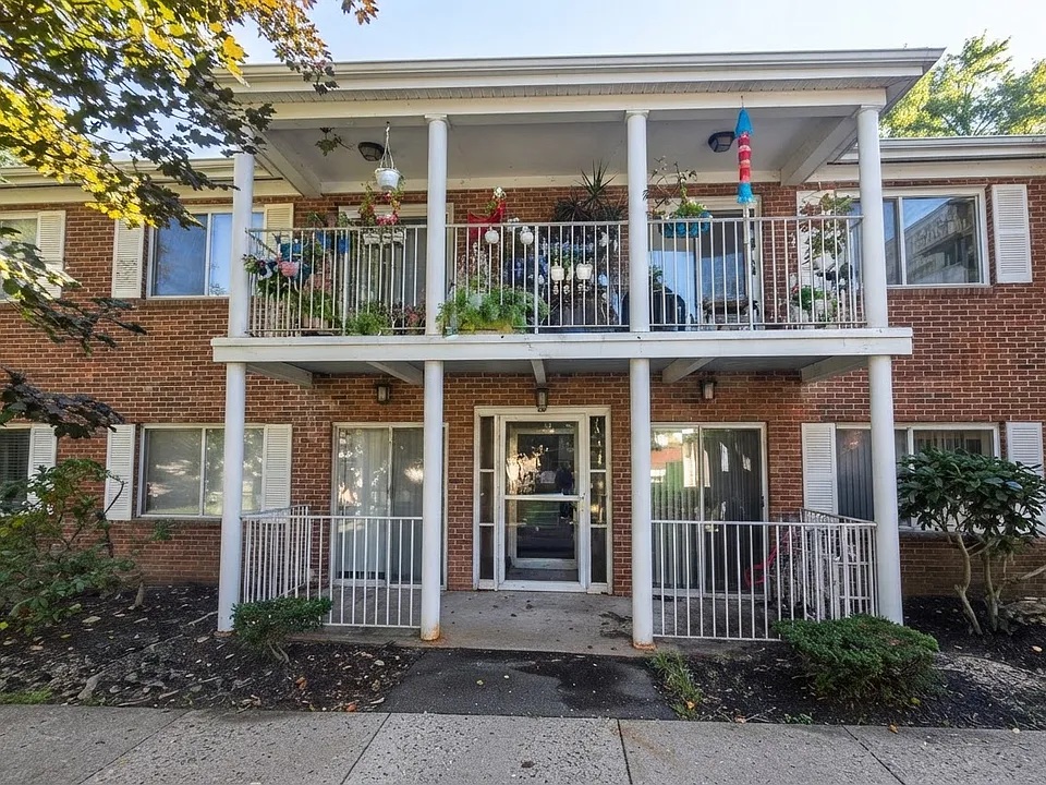 44 Bayberry Dr #1