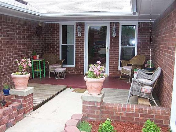3rd image of 1100 NW 7th St #Townhouse