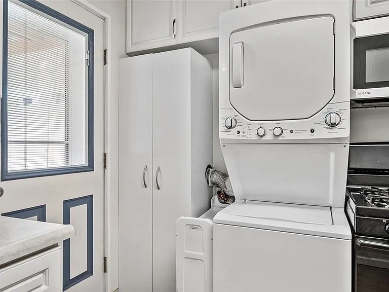 212 Sheridan St — Photo 9