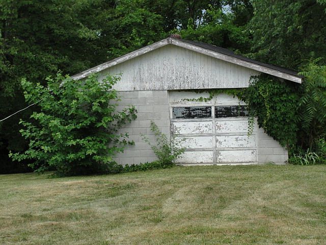 2nd image of 1101 Meadows Ln