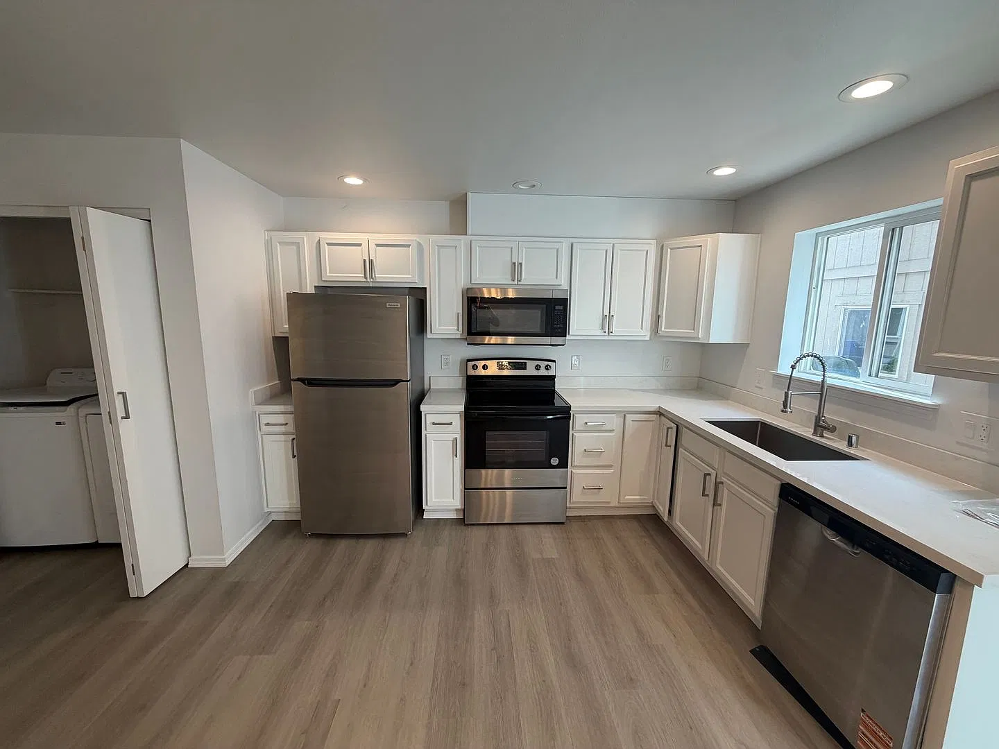 Spacious 3BR/2BA in South Tacoma 1,234 Sq ! Apply Today — Photo 4